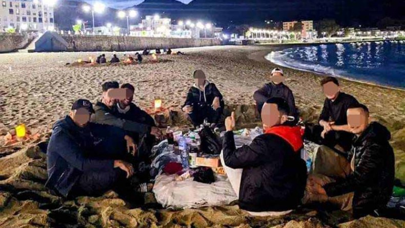 مغتربون يكتشفون لأول مرة “الإفطار الشاطئي” بسكيكدة