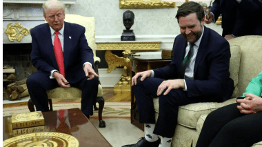 Après avoir critiqué la tenue de Zelensky, Trump perturbé par les chaussettes de son vice-président!