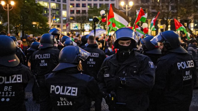 بالفيديو.. الشرطة الألمانية تعتدي بالضرب على متظاهرات داعمات لفلسطين