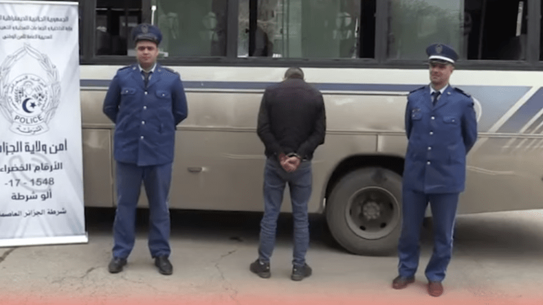 بعد تداول فيديو يظهر قيامه بمناورات خطيرة.. توقيف سائق حافلة الكاليتوس (فيديو)