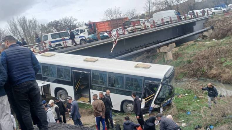 سطيف: 17 جريحا في حادث انقلاب حافلة لنقل الطلبة (صور)