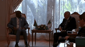 عطاف يبحث مع نظيره الموريتاني تعزيز التعاون بين الجزائر وموريتانيا