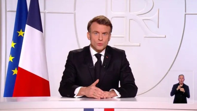 موسكو تسخر من تحذير ماكرون: “ميكرون” سيختفي للأبد ولا يشكل تهديدا