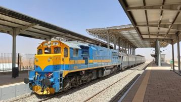 على طريق الحديد