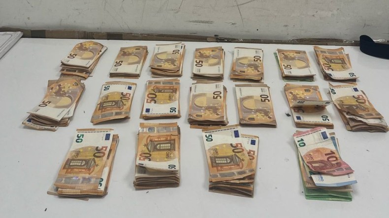 جمارك مطار وهران تحبط محاولة تهريب 17,530 أورو غير مصرح بها