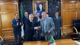 الجزائر تضع أولى خطواتها لانجاز مصنع بطاريات الليثيوم