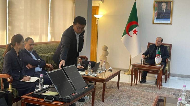 شراكة جزائرية صينية لإنتاج الألواح الشمسية..قريبا