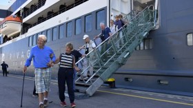 الباخرة السياحية “World Explorer” ترسو بميناء الجزائر (صور)