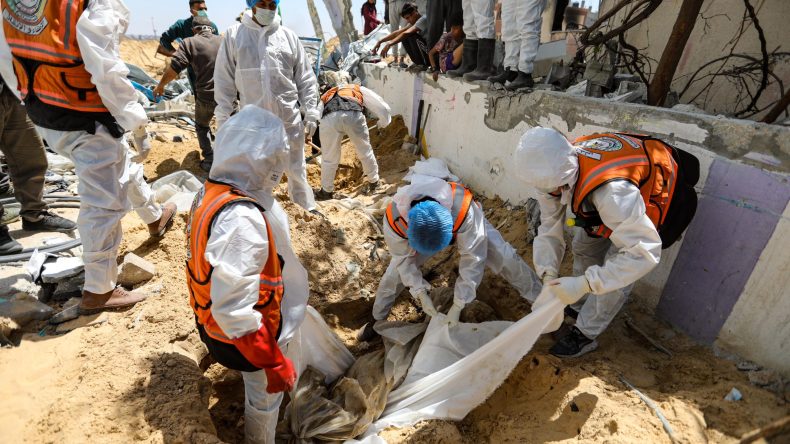 الدفاع المدني في غزة..وجدنا أحد أفرادنا مقطوع الرأس