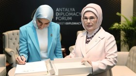 على ماذا وقعت زوجة أحمد الشرع في تركيا؟