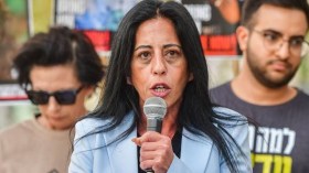 لهذا السبب اتهمت والدة أسير لدى حماس نتنياهو بالانتقام منها!