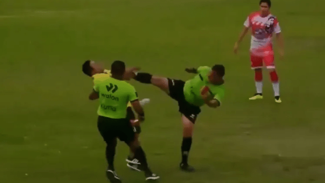 بالفيديو.. حكم مباراة في البيرو يدافع عن نفسه على طريقة أبطال الفنون القتالية