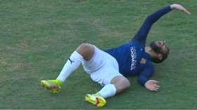 بِالفيديو: قندوسي يخرج متأثّرا بِإصابة خطيرة