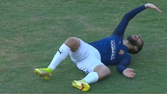 بِالفيديو: قندوسي يخرج متأثّرا بِإصابة خطيرة