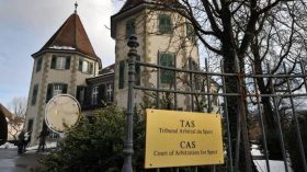 “التاس” تُنصف لاعبا جزائريا وتُعاقب ناديا من بلاد مراكش