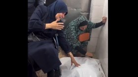 بالفيديو.. هكذا ودعت “أم الشهداء الستة” فلذات كبدها وزوجة أحدهم تنهار