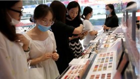 للمهووسات بالماركات العالمية الفاخرة.. فيديوهات صينية تفضح المستور!