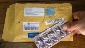 مروّجون يورطون أبرياء بنقل مخدرات خطيرة عبر ملفات وأظرفة