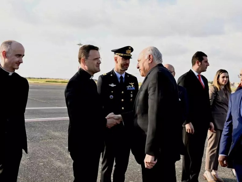 Chargé par le président de la République, Attaf est à Rome pour représenter l’Algérie aux funérailles du Pape François