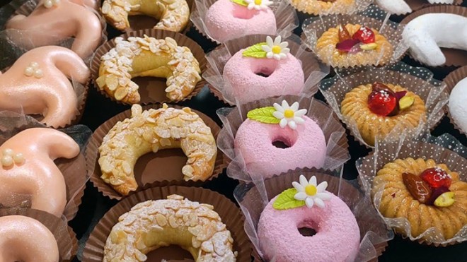 الإفراط في تزيين الحلويات يفسد صحة المستهلك