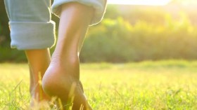 7 فوائد صحية مدهشة للمشي حافي القدمين