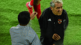 بعد الإقصاء.. مدرب الأهلي المصري يركض هربا من غضب الجماهير (فيديو)