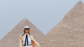 20 صورة لزوجة ترامب وواحدة منها أمام الأهرامات المصرية.. ما القصة؟