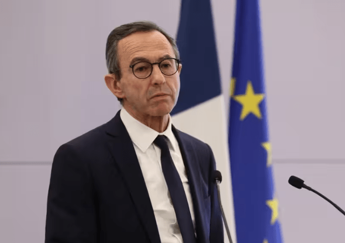 Droit de séjour en France: Retailleau veut durcir les conditions