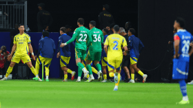 البرازيلي فينيسيوس يتفاعل مع تألق رونالدو في مباراة الهلال