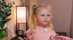 شاهد ردة فعل طفلة روسية تتذوق طعاما عربيا لأول مرة