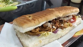 نقص في خدمات الإطعام وموظفون يتغدون بحلويات العيد