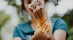 لهذه الأسباب تشعر بتنميل اليدين عند الاستيقاظ؟