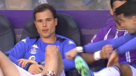 أثناء مباراة خيتافي.. لاعب بلد الوليد يضرب زميله في دكة البدلاء (فيديو)