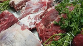 تجار يتنافسون على تخفيض أسعار اللحوم الحمراء