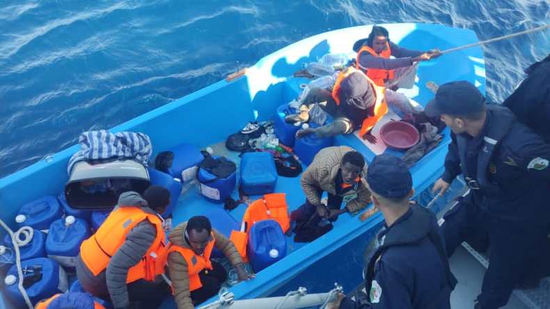 القوات البحرية تنقذ 23 مرشحا للهجرة غير الشرعية من جنسيات إفريقية بسواحل بومرداس (بالصور)
