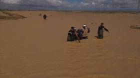 بالصور.. إنقاذ عائلة حاصرتها مياه الأمطار بالمسيلة  