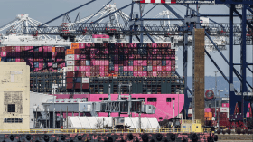 أمريكا تبدأ تحصيل رسوم ترامب الجديدة على جميع الواردات