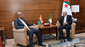 عطاف يلتقي نظيره الغاني.. مباحثات إقليمية واقتصادية