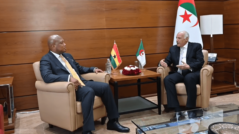 عطاف يلتقي نظيره الغاني.. مباحثات إقليمية واقتصادية