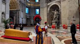 عطاف يشارك في مراسم جنازة البابا فرنسيس