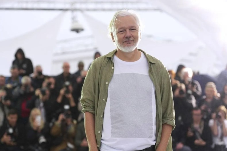 Cannes: Julien Assange porte un t-shirt avec les noms des enfants tués à Gaza