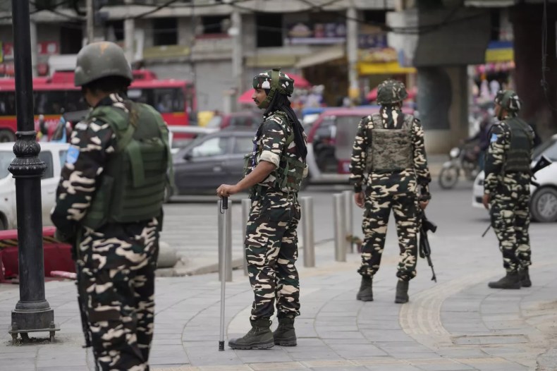 “Escalade supplémentaire”: L’Inde dit que le Pakistan déplace ses troupes vers la frontière