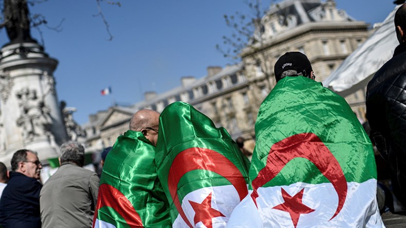 باريس تنتهك القانون بالتمييز ضد الجزائريين.. ولن نركع!