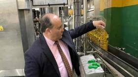 وزير الصناعة يشيد بأداء مصنع “صافية” ويدعو لتحديث تجهيزاته