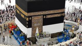 رفع كسوة الكعبة استعدادًا لموسم الحج (صور)