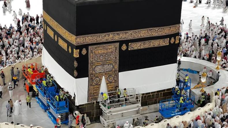 رفع كسوة الكعبة استعدادًا لموسم الحج (صور)