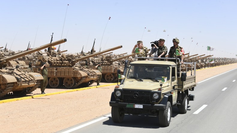 الفريق أول شنڤريحة يشرف على تنفيذ تمرين تكتيكي بالذخيرة الحية (فيديو)