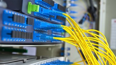 Déploiement de la fibre optique: Signature d’un protocole d’accord entre Algérie Télécom et l’ANGEM