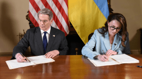 بضغط من ترامب.. الولايات المتحدة وأوكرانيا توقعان اتفاقية المعادن النادرة