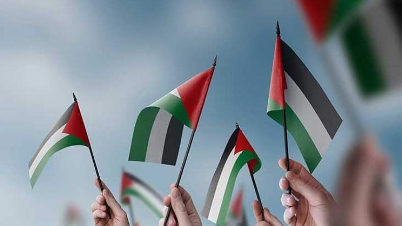 حاضرون على الشاشات غائبون في المواقف..